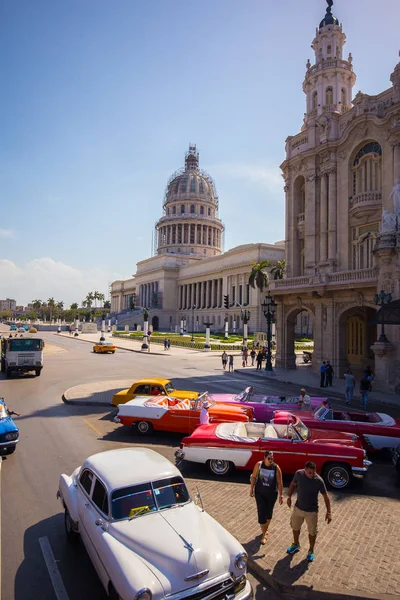 Antiguos Coches Antiguos Calle Del Centro Histórico Habana Cuba —  Fotos de Stock