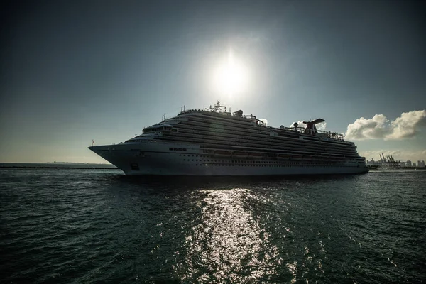 Výletní Loď Plovoucí Atlantského Oceánu Přístavu Miami Floridě Usa — Stock fotografie