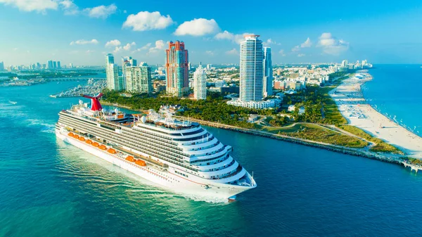 Cruise Gemi (Carnival Magic) girişinden Miami bağlantı noktası, Florida, ABD Atlantik Okyanusu için havadan görünümü