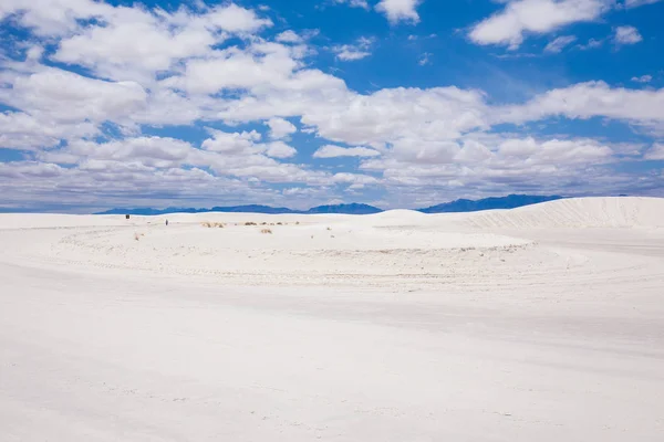 Prachtige Woestijn Met Wit Zand Onder Blauw Van Wolkenloze Hemel — Stockfoto