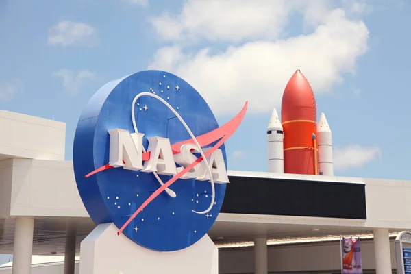 橙色火箭和美国宇航局标志在佛罗里达州肯尼迪航天中心 — 图库照片