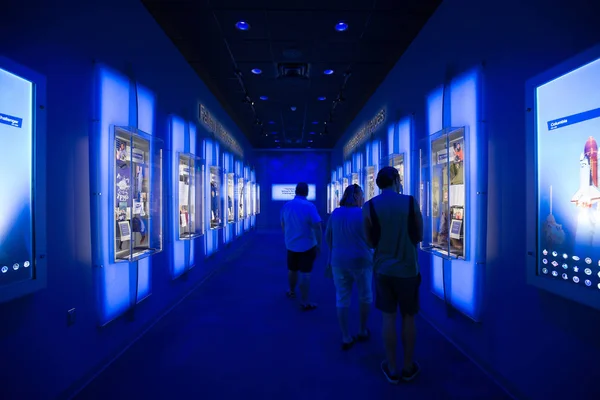 Lidé Pozorují Výstavu Kennedyho Kosmický Střed Mys Canaveral Florida Usa — Stock fotografie