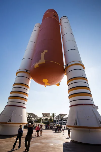 Vista Ángulo Bajo Del Cohete Naranja Centro Espacial Kennedy Florida —  Fotos de Stock