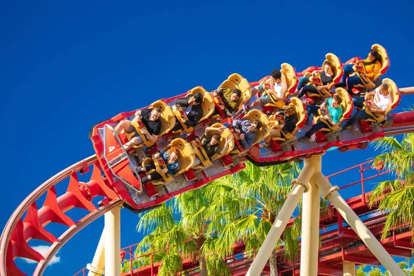insanlara roller coaster Ride Rockit Rip Universal Orlando Resort, Orlando, Florida, ABD