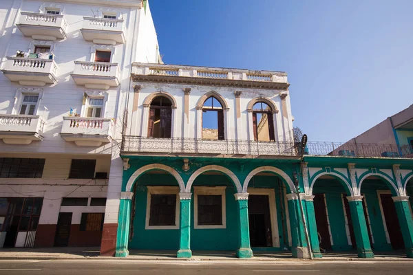 古巴哈瓦那的旧彩色建筑和历史中心街道 — 图库照片