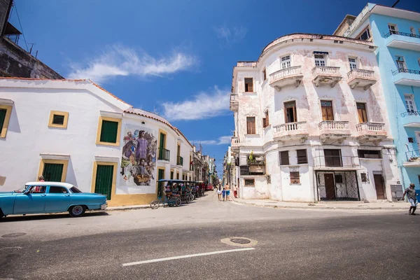 ハバナ キューバの歴史的中心部の通りに古いアンティーク車 — ストック写真