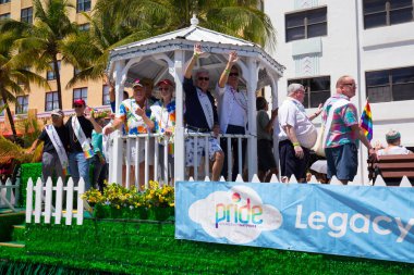 Miami, Florida - Nisan 2016: 8 yıllık Miami Beach Gay Pride Parade katılan kişi
