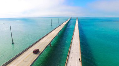 Florida, ABD mavi su üstünde yedi mil köprünün havadan görünümü