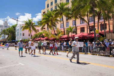 Miami, Florida - Nisan 2016: 8 yıllık Miami Beach Gay Pride Parade katılan kişi