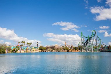 Roller coaster Hulk ve göl Universal Adaları Adventure Theme Park içinde Universal Orlando Resort Orlando, Florida, ABD