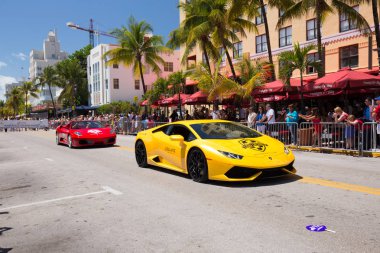 Miami, Florida - Nisan 2016: 8 yıllık Miami Beach Gay Pride Parade katılan kişi