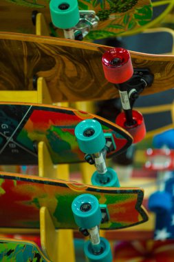 Cocoa Beach, Florida, ABD 'de Ron Jon Surf Shop 'ta pateboardlar yakın