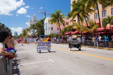 Miami, Florida - Nisan 2016: 8 yıllık Miami Beach Gay Pride Parade katılan kişi