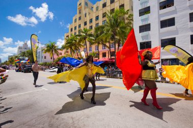 Miami, Florida - Nisan 2016: 8 yıllık Miami Beach Gay Pride Parade katılan kişi