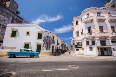 Havana tarihi merkezinin sokakta eski antika araba, Küba