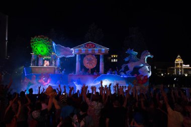Orlando, ABD-27 Şubat 2017: Orlando, Florida 'da gece Universal Studios at Mardi Gras geçit töreni