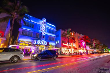 Street Ocean Drive gece görünümü, Miami Beach Art Deco Building, Florida, ABD