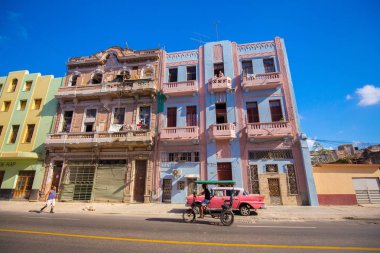 Eski renkli binalar ve Havana, Küba'da tarihi merkezinin sokak