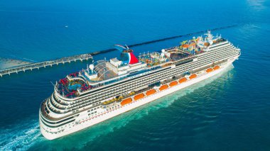 Cruise Gemi (Carnival Magic) girişinden Miami bağlantı noktası, Florida, ABD Atlantik Okyanusu için havadan görünümü