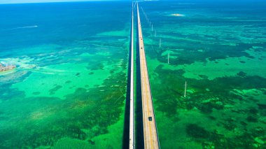 Florida, ABD mavi su üstünde yedi mil köprünün havadan görünümü