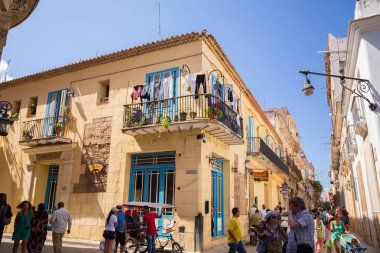 Eski renkli binalar ve Havana, Küba'da tarihi merkezinin sokak
