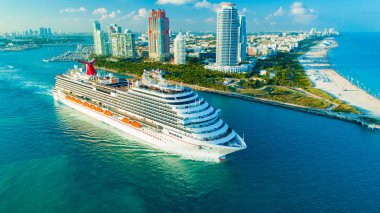 Cruise Gemi (Carnival Magic) girişinden Miami bağlantı noktası, Florida, ABD Atlantik Okyanusu için havadan görünümü