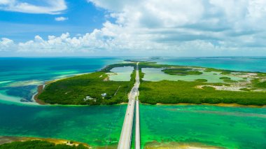 Florida, ABD mavi su üstünde yedi mil köprünün havadan görünümü
