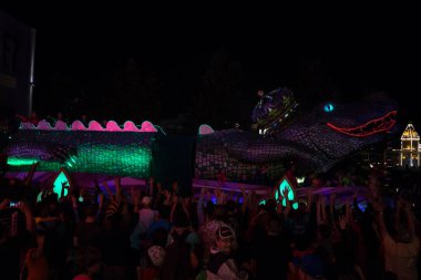 Orlando, ABD-27 Şubat 2017: Orlando, Florida 'da gece Universal Studios at Mardi Gras geçit töreni