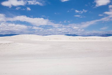 Amerika'nın mavi Bulutsuz gökyüzü altında beyaz kum ile güzel çöl
