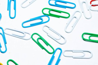 Renkli ofis kağıt üzerinde beyaz izole klip