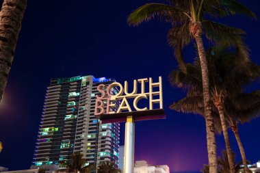 Street Ocean Drive gece görünümü, Miami Beach Art Deco Building, Florida, ABD