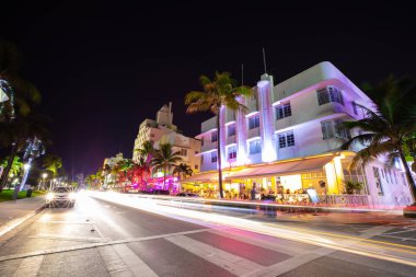 Street Ocean Drive gece görünümü, Miami Beach Art Deco Building, Florida, ABD