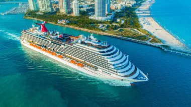 Cruise Gemi (Carnival Magic) girişinden Miami bağlantı noktası, Florida, ABD Atlantik Okyanusu için havadan görünümü