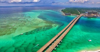 Florida, ABD mavi su üstünde yedi mil köprünün havadan görünümü
