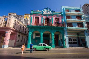 Eski renkli binalar ve Havana, Küba'da tarihi merkezinin sokak