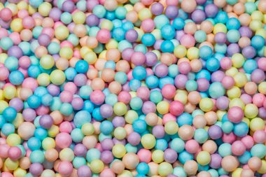 Çok renkli yuvarlak şekerler ile renkli parlak arka plan
