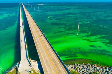 Florida, ABD mavi su üstünde yedi mil köprünün havadan görünümü