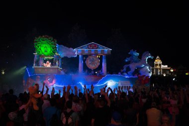 Orlando, ABD-27 Şubat 2017: Orlando, Florida 'da gece Universal Studios at Mardi Gras geçit töreni