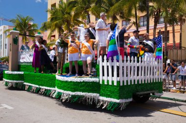 Miami, Florida - Nisan 2016: 8 yıllık Miami Beach Gay Pride Parade katılan kişi