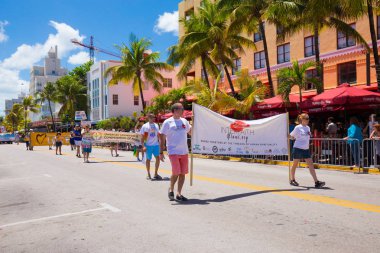 Miami, Florida - Nisan 2016: 8 yıllık Miami Beach Gay Pride Parade katılan kişi