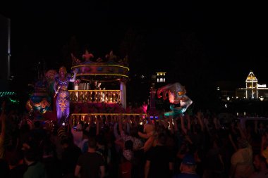 Orlando, ABD-27 Şubat 2017: Orlando, Florida 'da gece Universal Studios at Mardi Gras geçit töreni
