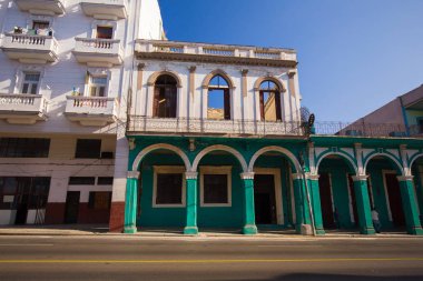 Eski renkli binalar ve Havana, Küba'da tarihi merkezinin sokak