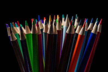 Siyah arka plan üzerinde renkli keskin kalemler