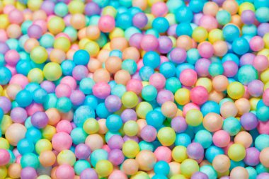 Çok renkli yuvarlak şekerler ile renkli parlak arka plan