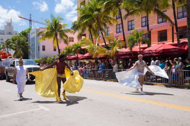 Miami, Florida - Nisan 2016: 8 yıllık Miami Beach Gay Pride Parade katılan kişi