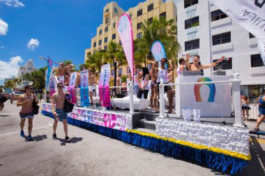 Miami, Florida - Nisan 2016: 8 yıllık Miami Beach Gay Pride Parade katılan kişi