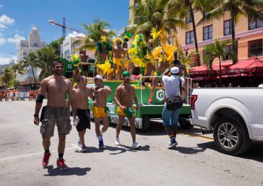 Miami, Florida - Nisan 2016: 8 yıllık Miami Beach Gay Pride Parade katılan kişi