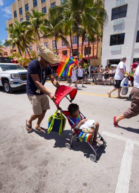 Miami, Florida - Nisan 2016: 8 yıllık Miami Beach Gay Pride Parade katılan kişi