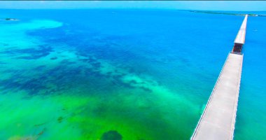Florida, ABD mavi su üstünde yedi mil köprünün havadan görünümü