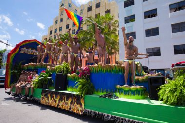 Miami, Florida - Nisan 2016: 8 yıllık Miami Beach Gay Pride Parade katılan kişi
